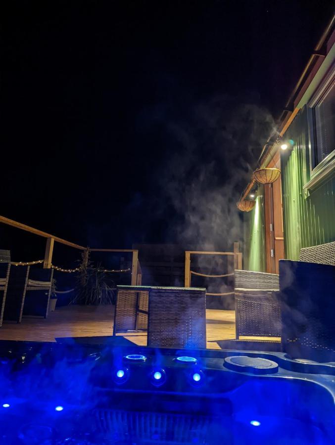 Bespoke Luxury Huts With Hot Tubs. Located In The Black Mountains. * Llanveynoe