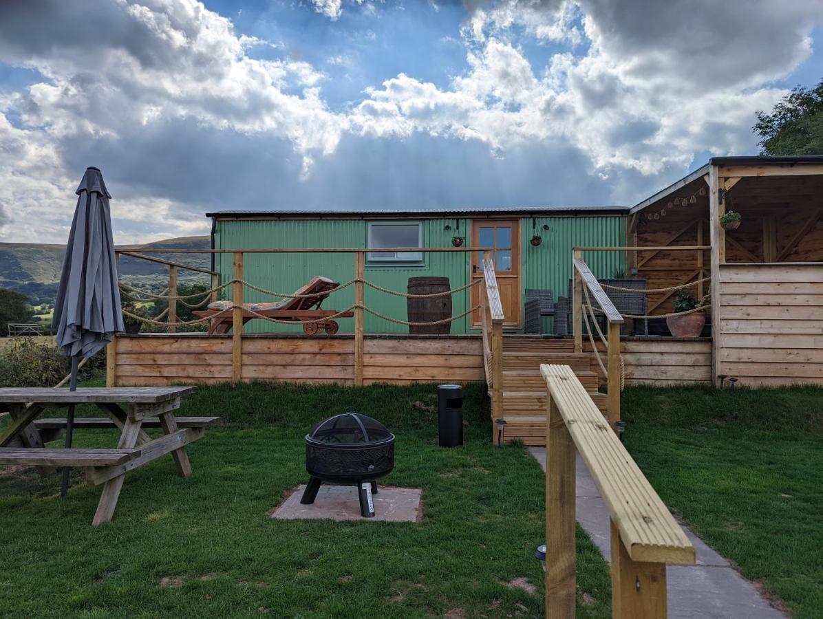 Bespoke Luxury Huts With Hot Tubs. Located In The Black Mountains. Llanveynoe